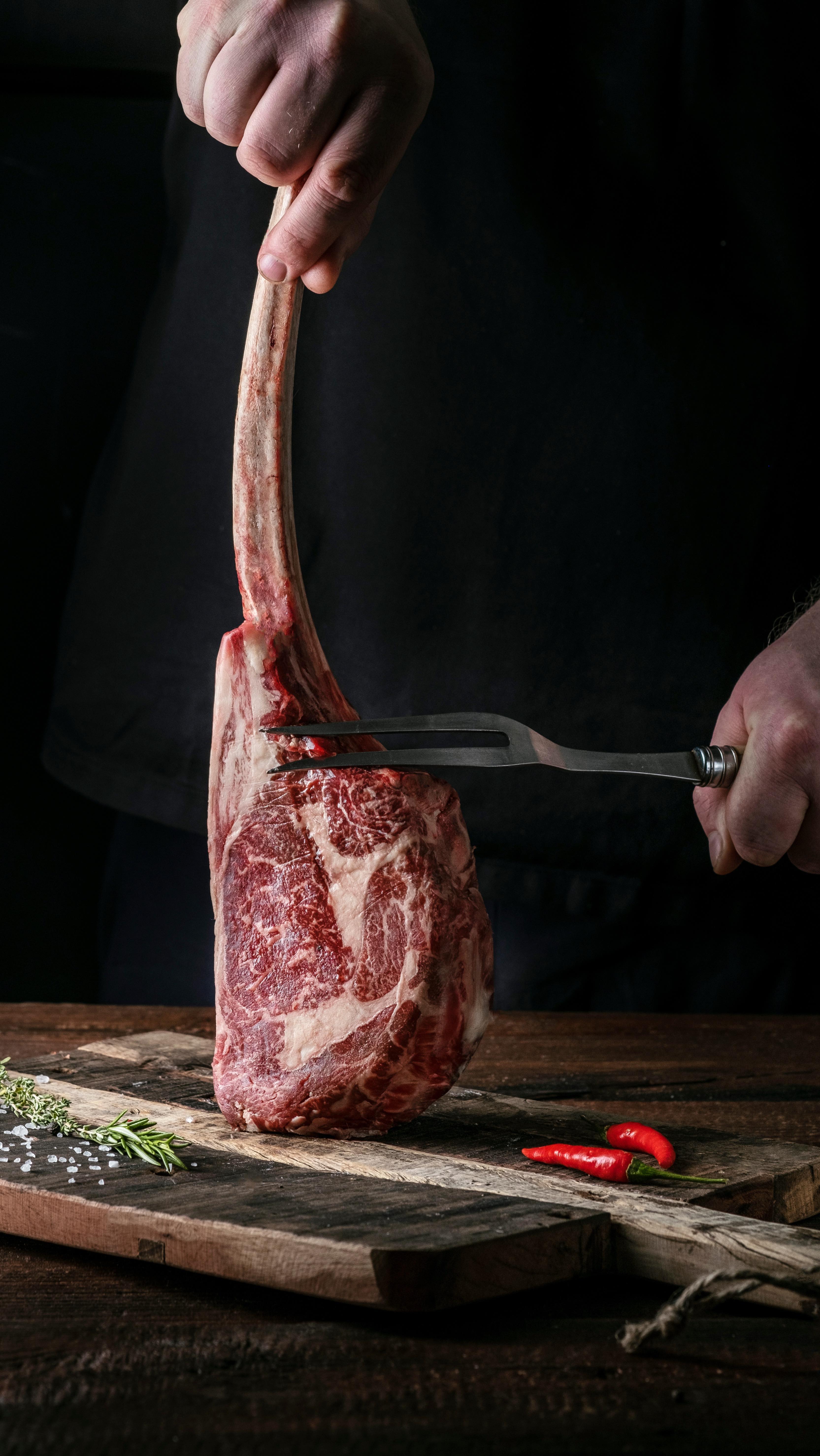Its steak season! 🥩 
Steak Pro Tip #1

See which part of the rib eye steak ELITE chef Matt likes the most. Which one’s yours?

#ribeye#ribeyesteak#steak#protip#cookingtip#cooking#culinary#chef#eliteamenity#health#wellness