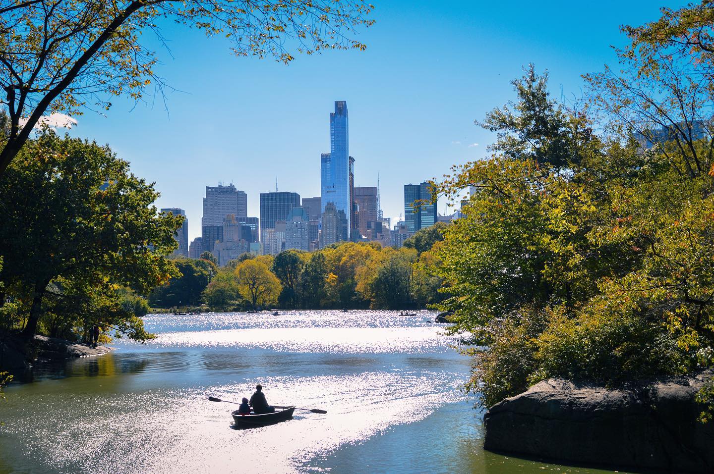 Friday views.

#friday#fridayviews#centralpark#centralparkrowing#manhattan#nyc#nycviews#nycrowing#health#fitness#wellness#lifestyle#nyclifestyle#eliteamenity